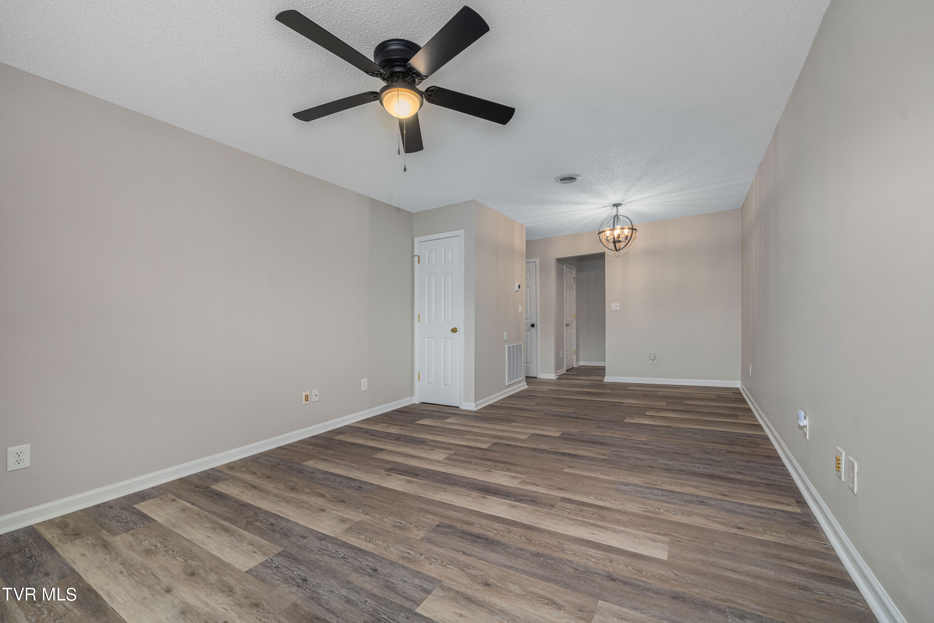 1700 Lone Oak Road, Unit 5 Johnson City, TN 37604 - Photo 5 of 24 1700 Lone Oak Rd #5 (16 of 29)
