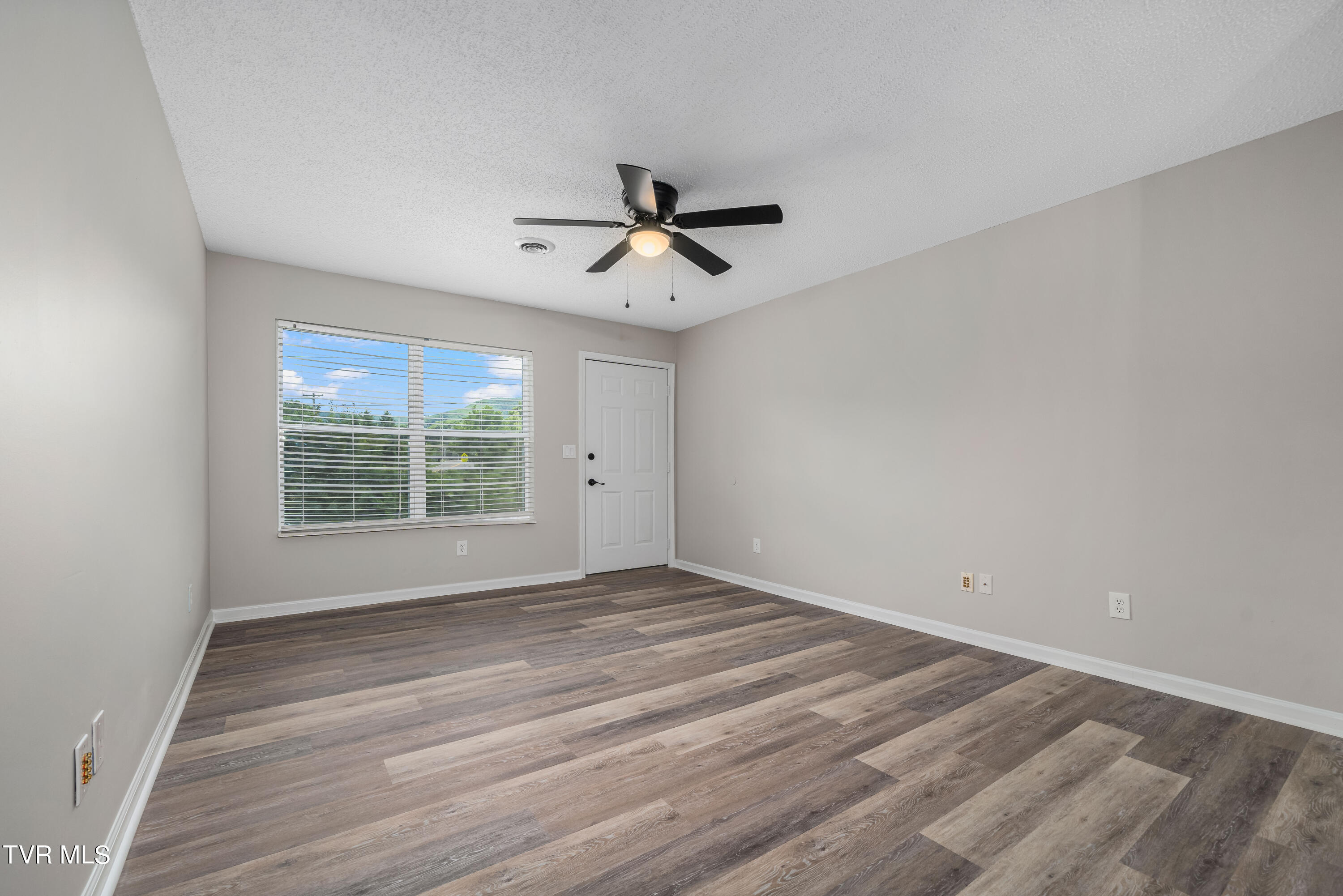 1700 Lone Oak Road, Unit 5 Johnson City, TN 37604 - Photo 6 of 24 1700 Lone Oak Rd #5 (17 of 29)