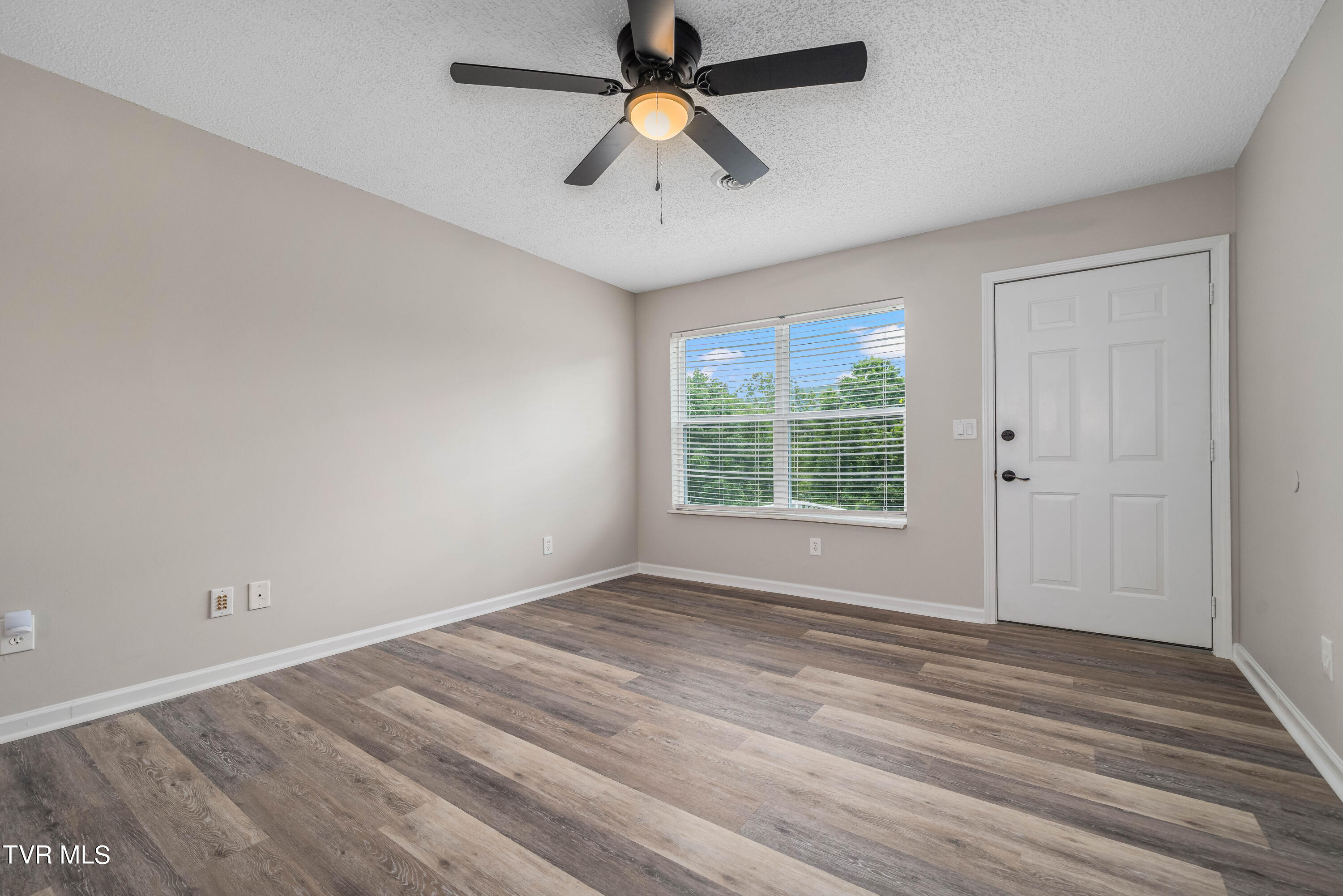 1700 Lone Oak Road, Unit 5 Johnson City, TN 37604 - Photo 7 of 24 1700 Lone Oak Rd #5 (18 of 29)
