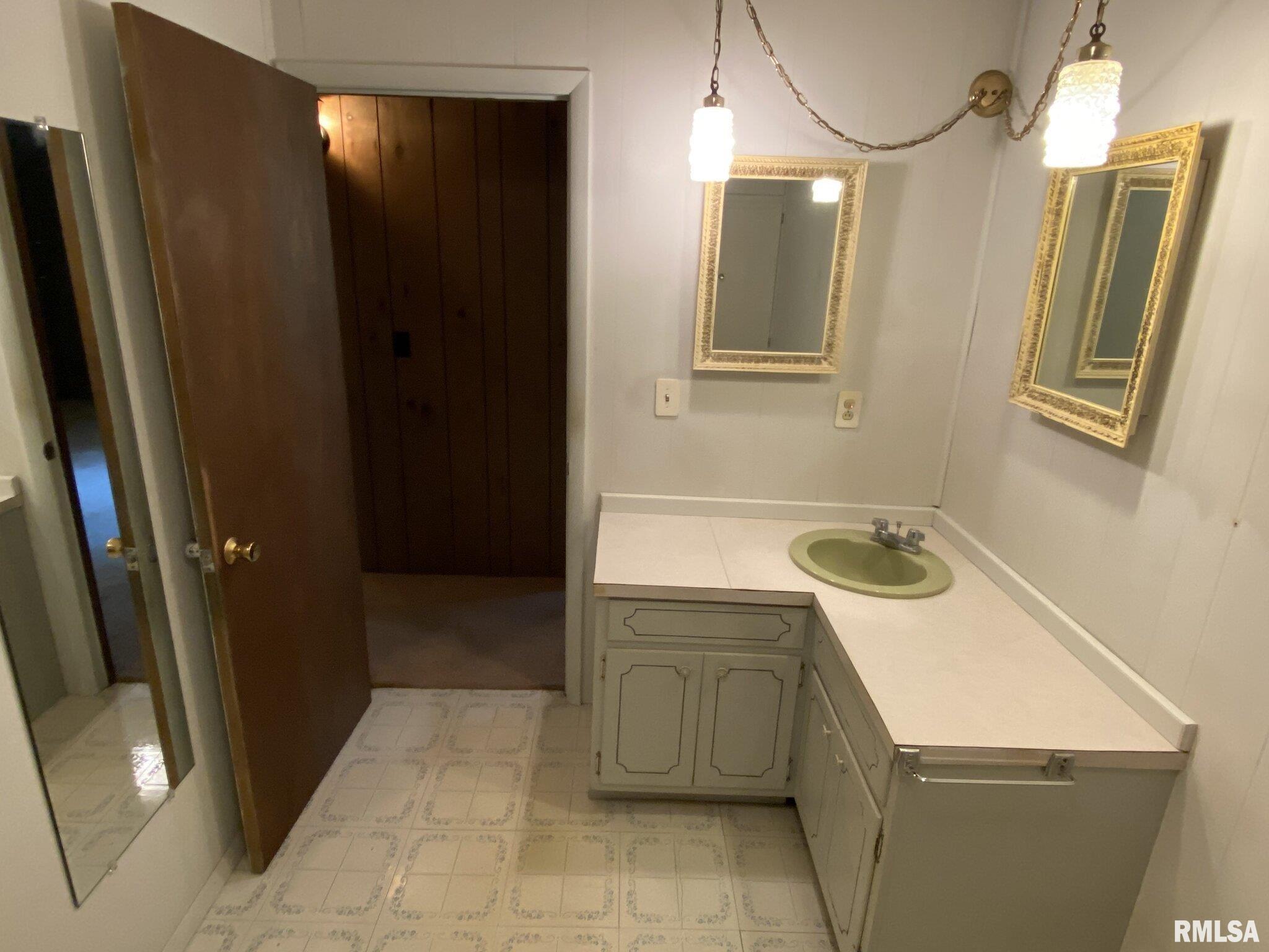 1197 Caprice Road West Frankfort, IL 62896 - Photo 14 of 37 Gallery Image 14