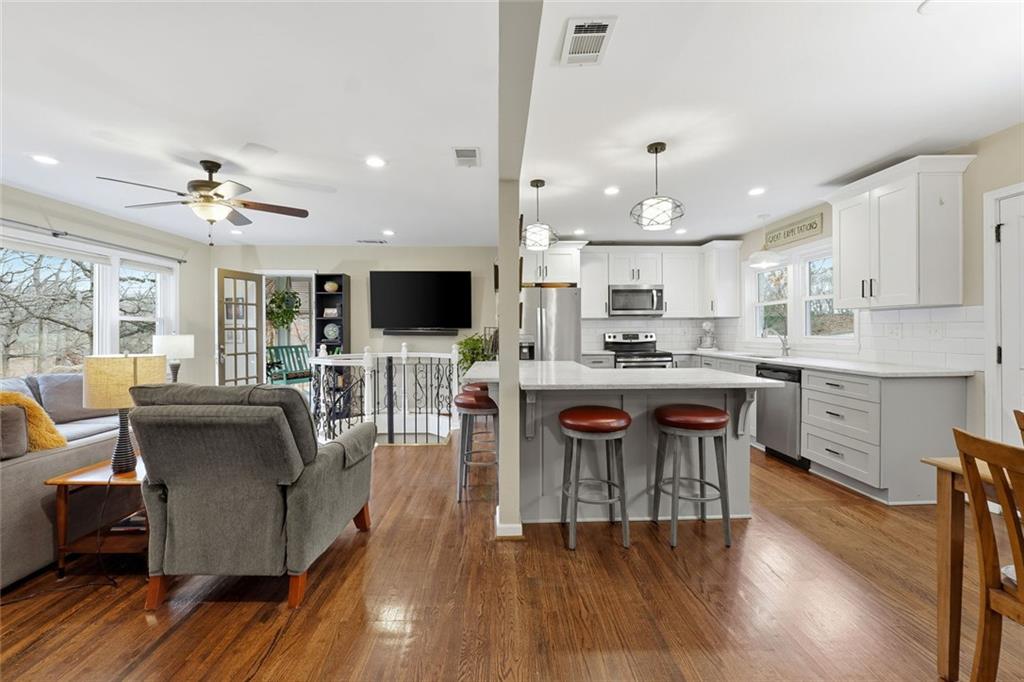 810 Burchill Street Southwest Atlanta, GA 30310 - Photo 5 of 32