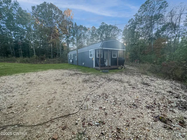 a view of a barn in the middle of a yard