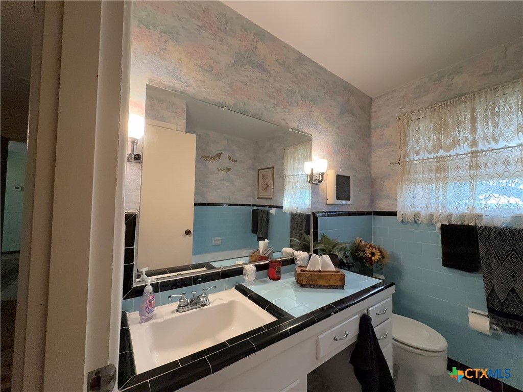 2834 Highway 238 Port Lavaca, TX 77979 - Photo 22 of 45 a room with furniture and flat screen tv