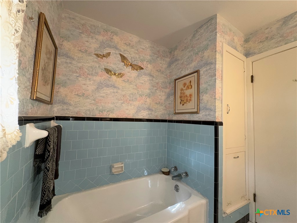 2834 Highway 238 Port Lavaca, TX 77979 - Photo 23 of 45 a bathroom with a bathtub