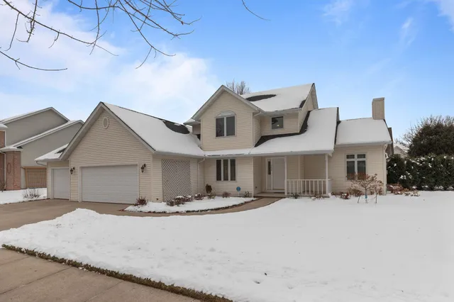 $464,900 | 3034 East Fallcreek Lane, Appleton, WI 54913