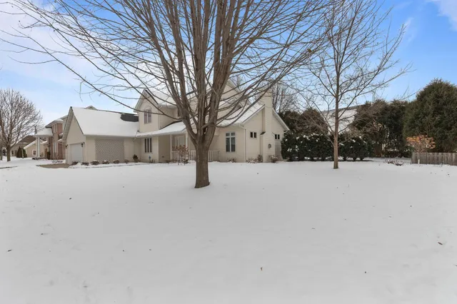 $464,900 | 3034 East Fallcreek Lane, Appleton, WI 54913