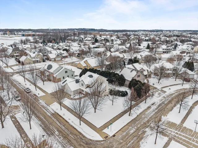 $464,900 | 3034 East Fallcreek Lane, Appleton, WI 54913