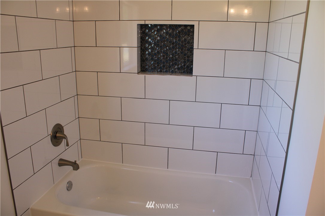 103 Eadon Road Toledo, WA 98591 - Photo 15 of 26 a bathroom with a bathtub