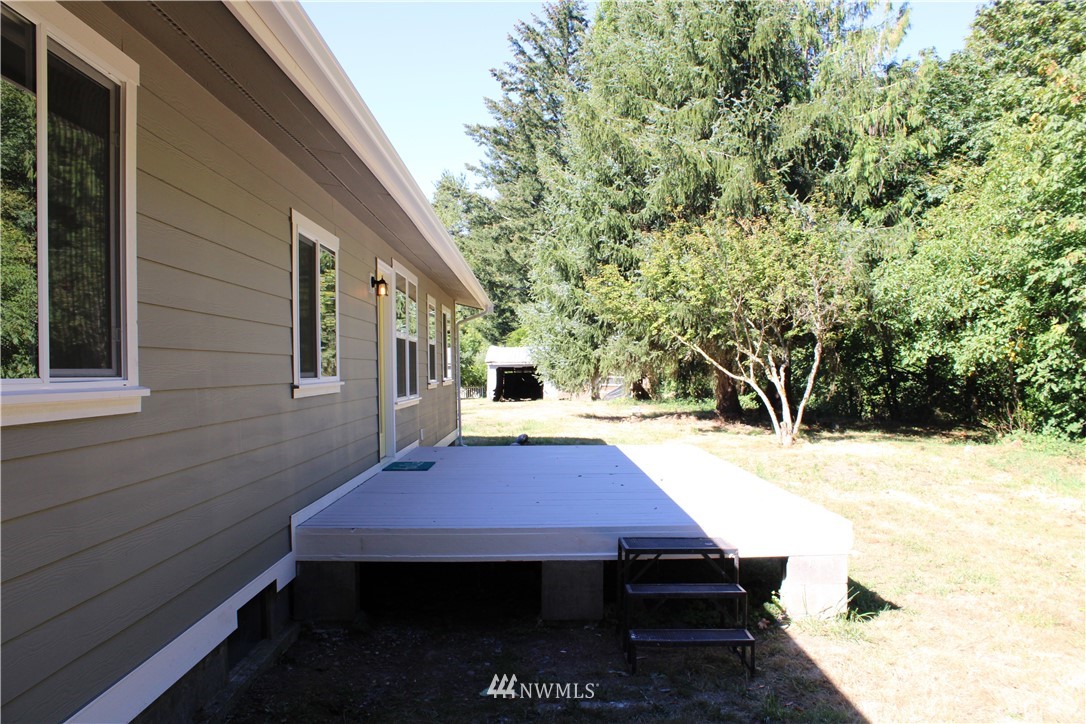 103 Eadon Road Toledo, WA 98591 - Photo 25 of 26 a small pool with a table and chairs