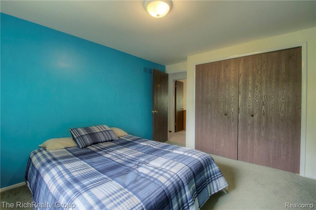 46513 Maidstone Road Canton, MI 48187 - Photo 46 of 56 48_fb.jpg