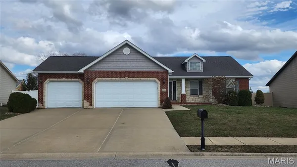 $440,000 | 908 Indian Prairie Drive, Mascoutah, IL 62258