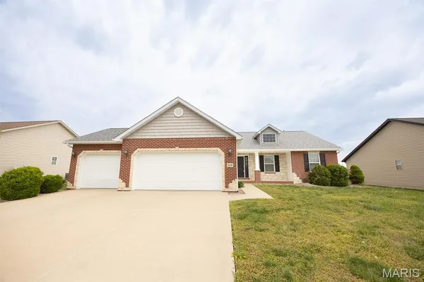 $440,000 | 908 Indian Prairie Drive, Mascoutah, IL 62258
