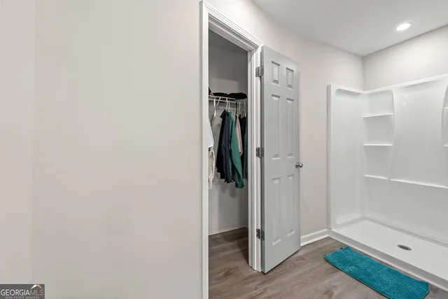 a view of entryway with bathroom