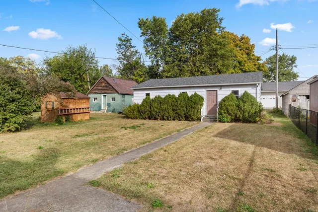 a picture of wall with a white wall