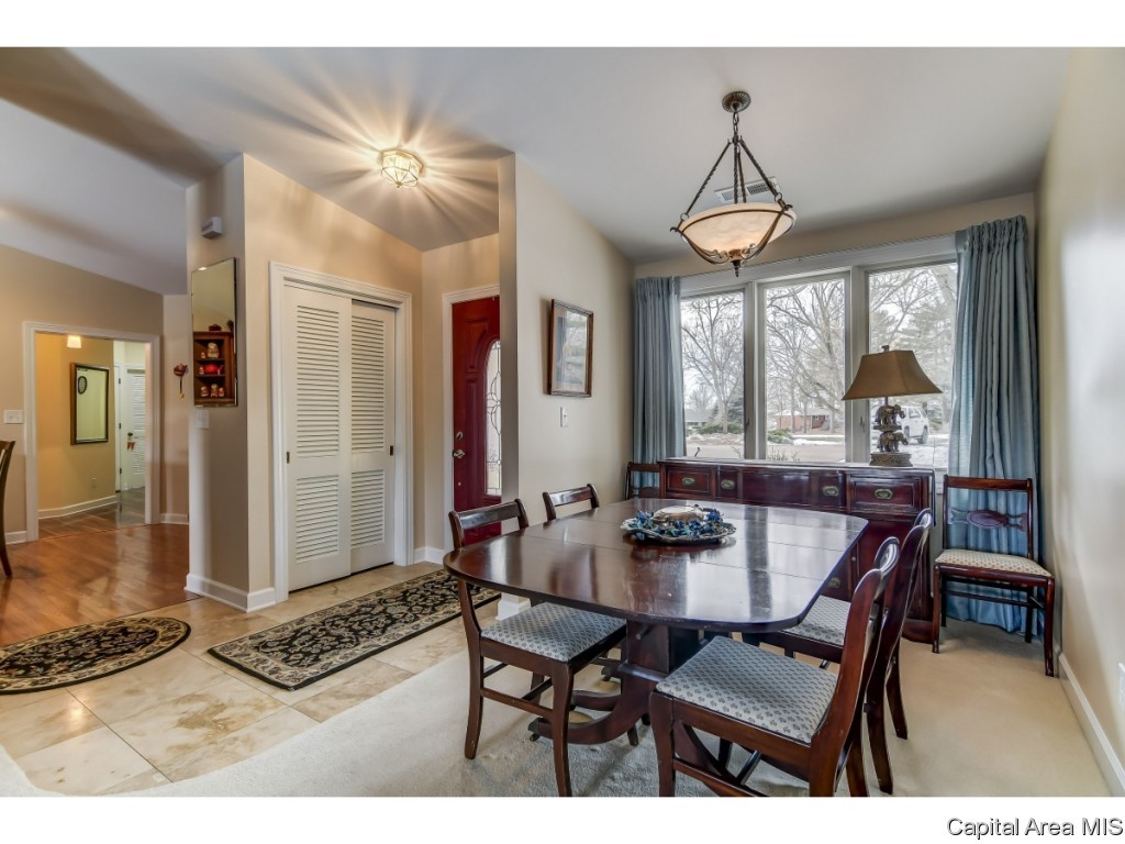 152 Maple Grove Lane Springfield, IL 62712 - Photo 3 of 31