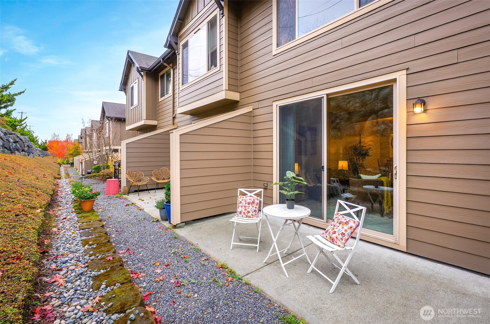 1900 Weaver Road, Unit E102 Snohomish, WA 98290 - Photo 6 of 19 a view of a patio with table and chairs and potted plants