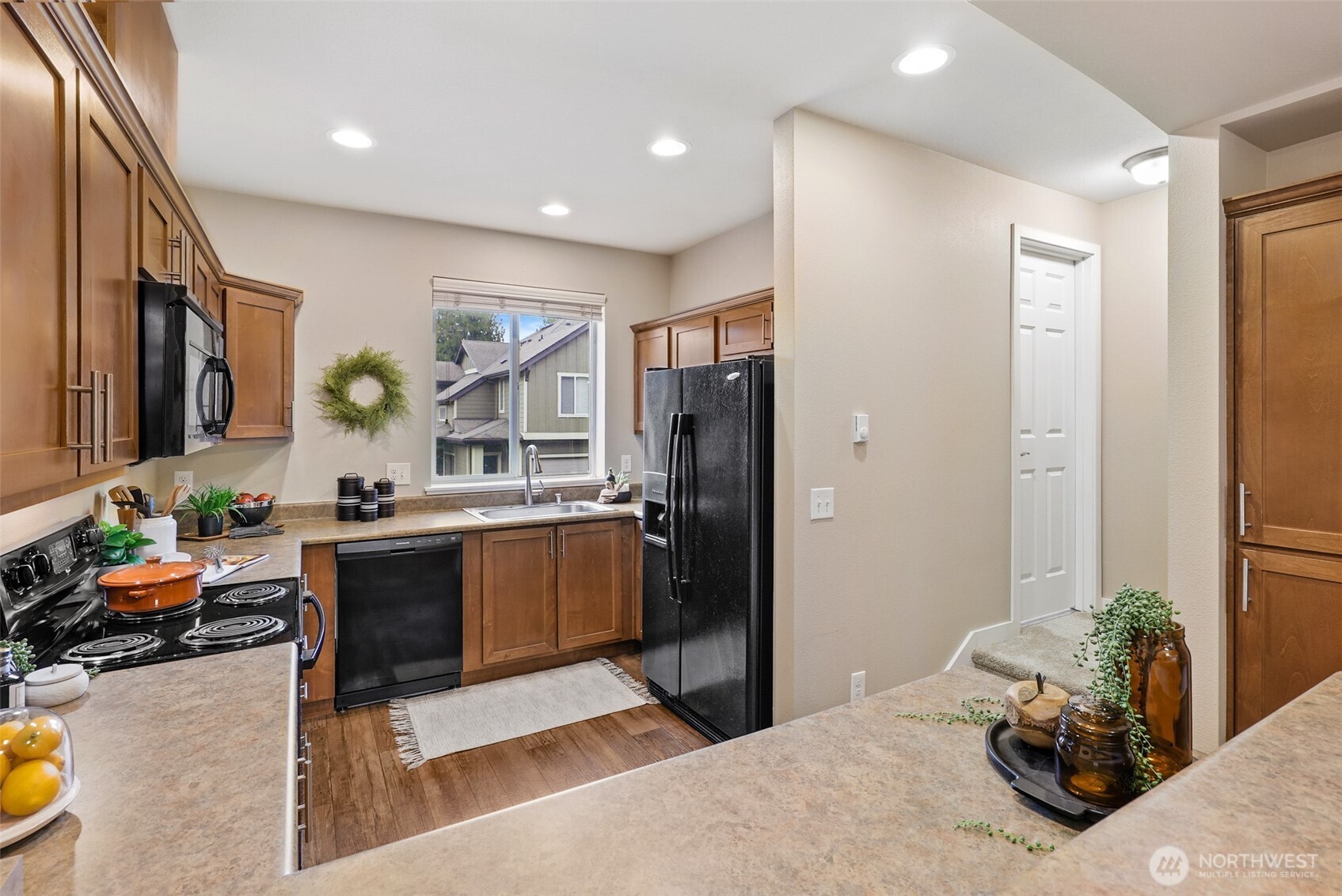 1900 Weaver Road, Unit E102 Snohomish, WA 98290 - Photo 10 of 19 a living room with furniture and a potted plant