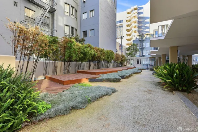 a view of a back yard