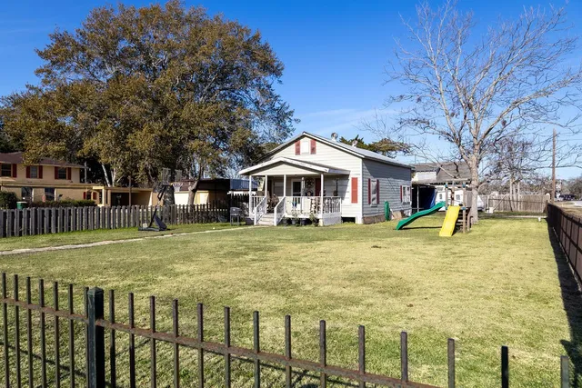 $450,000 | 208 West Putnam Avenue, Ganado, TX 77962