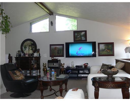 800 Simpson Howell Road Elizabeth, PA 15037 - Photo 2 of 18 Living Room.