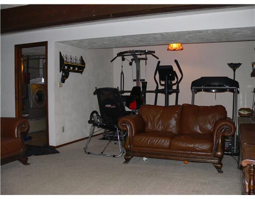 800 Simpson Howell Road Elizabeth, PA 15037 - Photo 14 of 18 Family Room.