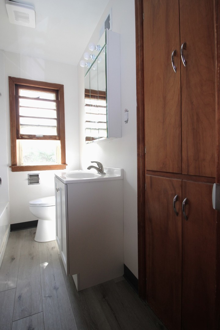 108 East Gridley Road Gridley, IL 61744 - Photo 13 of 22 a bathroom with a tub sink and mirror