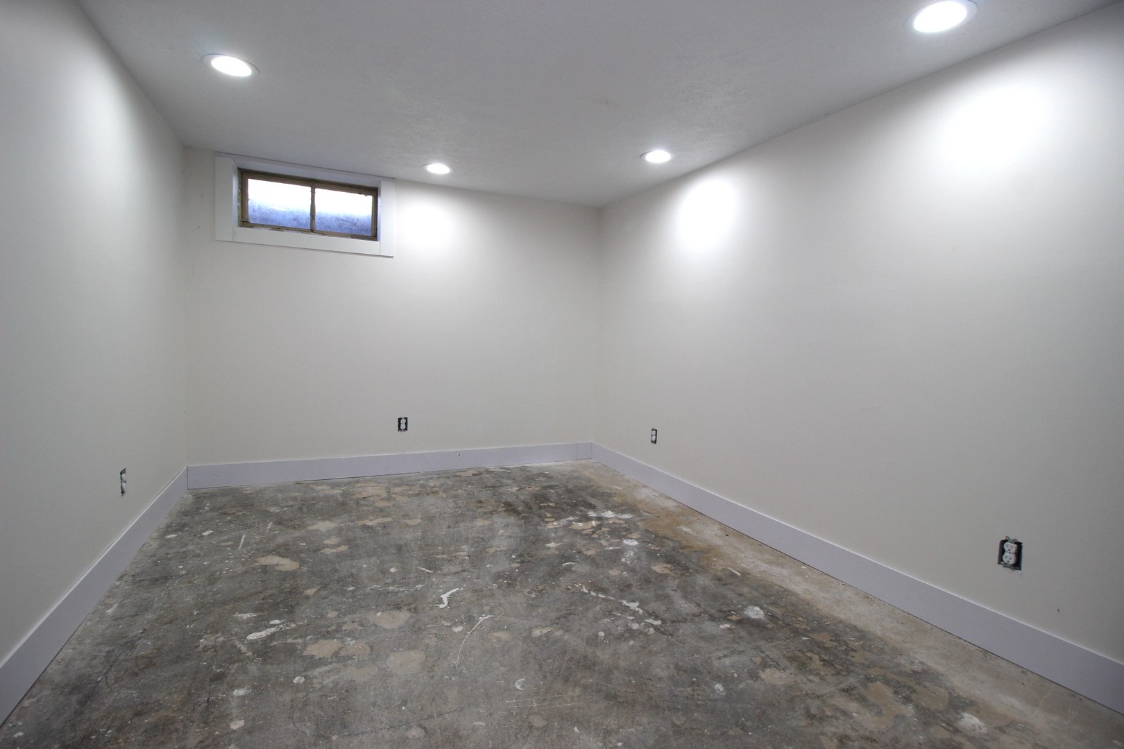 108 East Gridley Road Gridley, IL 61744 - Photo 20 of 22 an empty room with windows