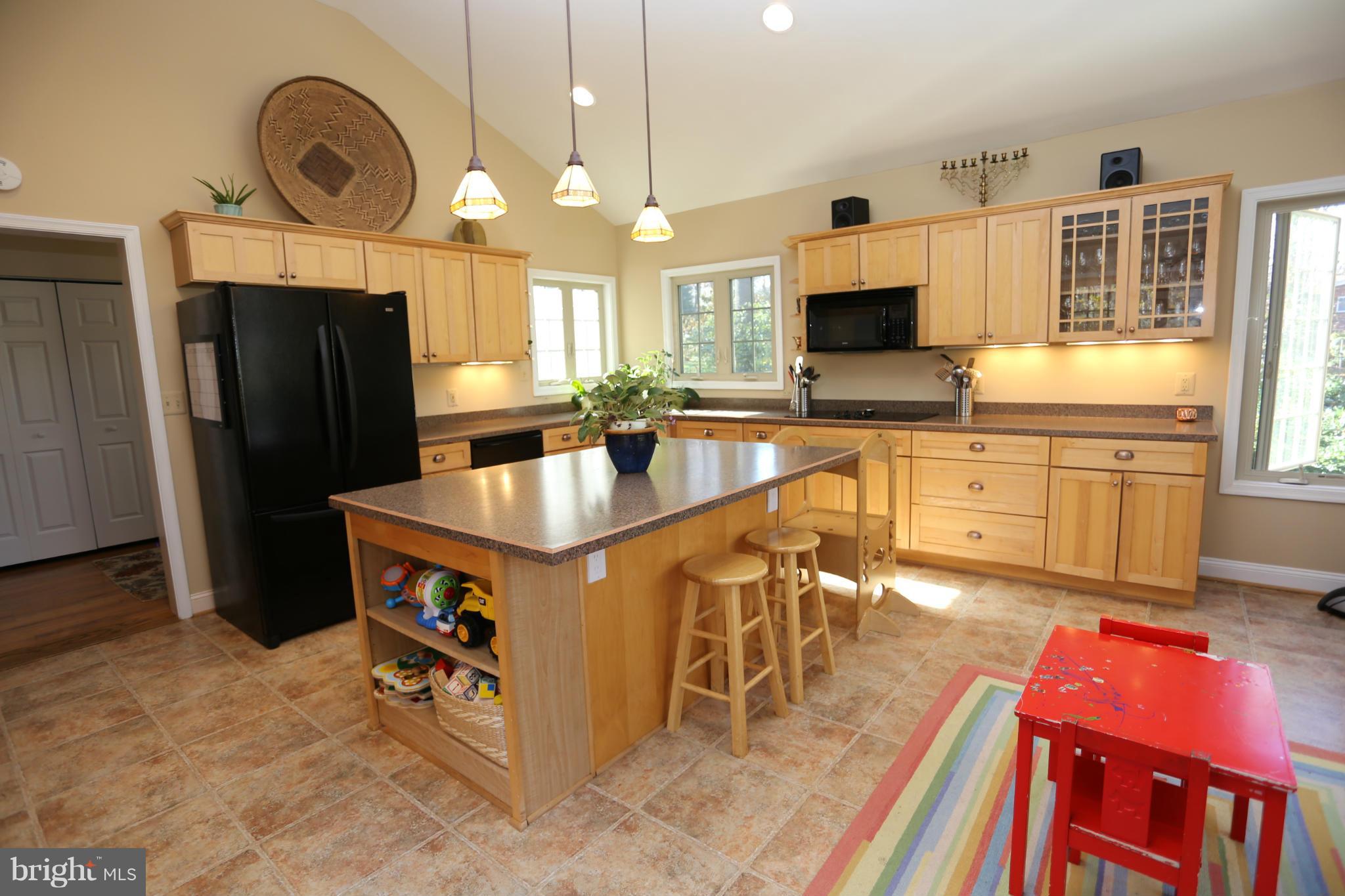 121 Kingsley Road Southwest Vienna, VA 22180 - Photo 12 of 28 Kitchen