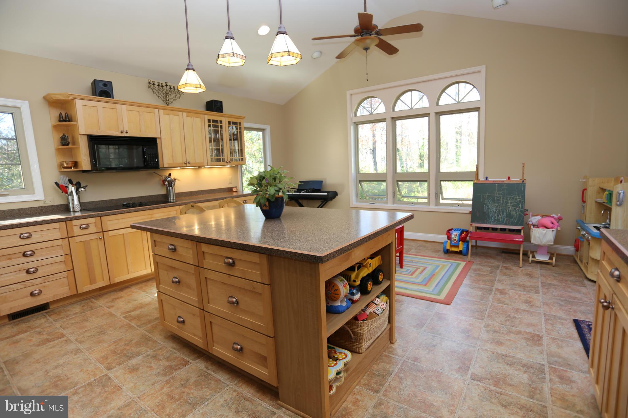 121 Kingsley Road Southwest Vienna, VA 22180 - Photo 13 of 28 Kitchen