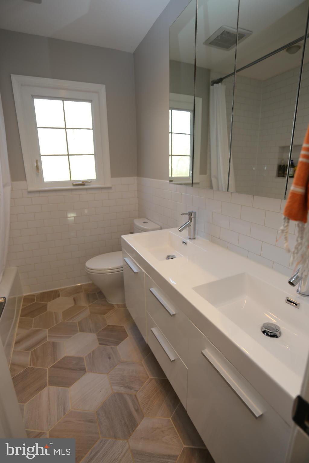 121 Kingsley Road Southwest Vienna, VA 22180 - Photo 14 of 28 Bath