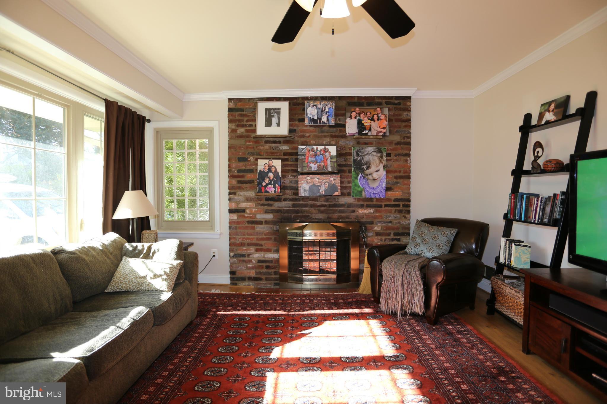 121 Kingsley Road Southwest Vienna, VA 22180 - Photo 3 of 28 Family Room