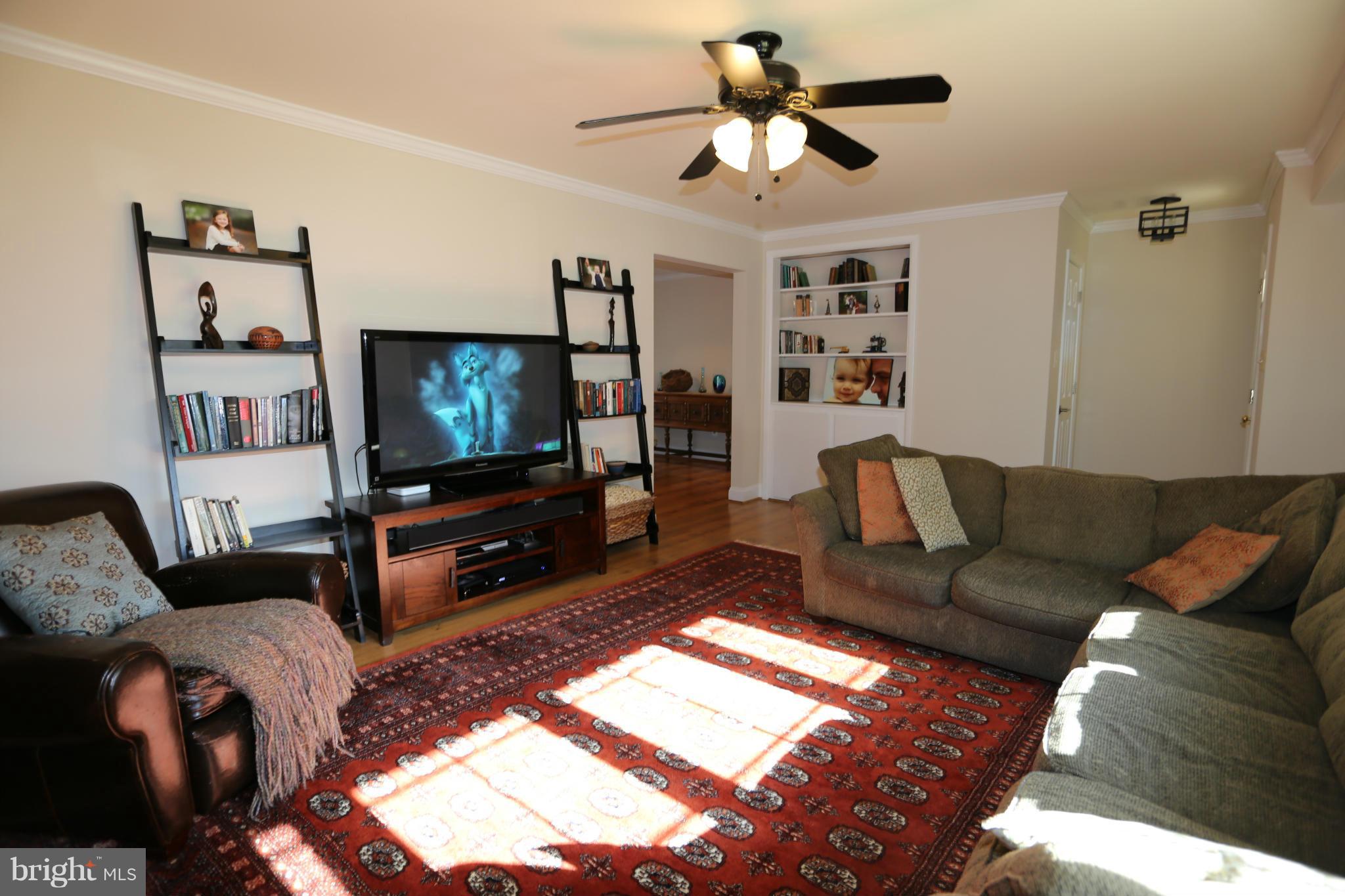 121 Kingsley Road Southwest Vienna, VA 22180 - Photo 4 of 28 Family Room