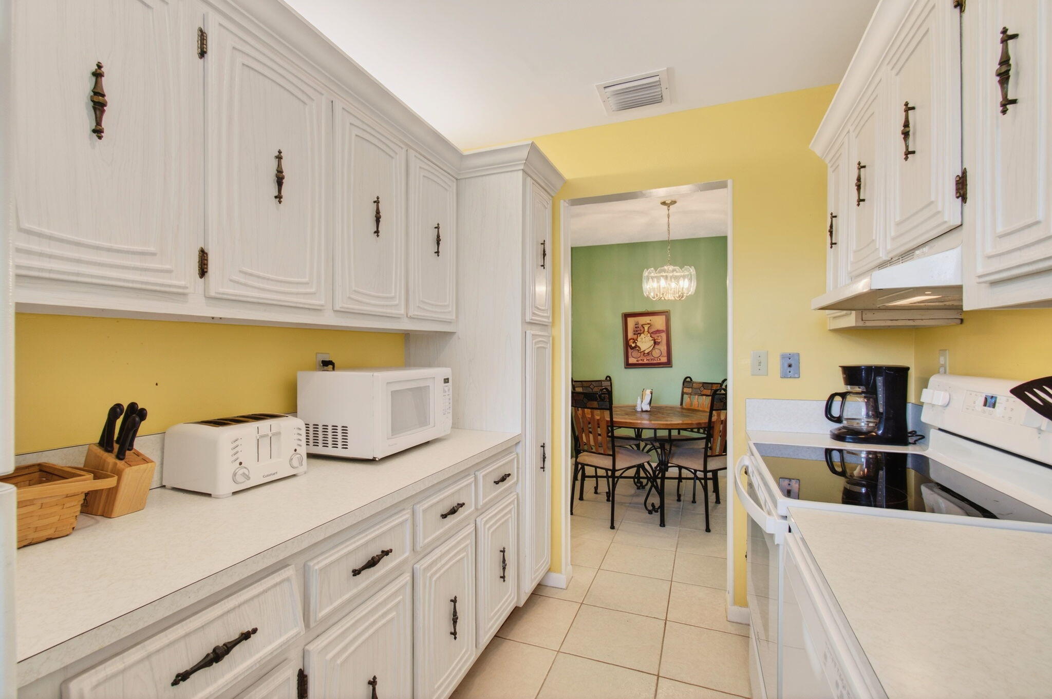 417 High Point Boulevard, Unit D Delray Beach, FL 33445 - Photo 17 of 51 Galley kitchen (1)