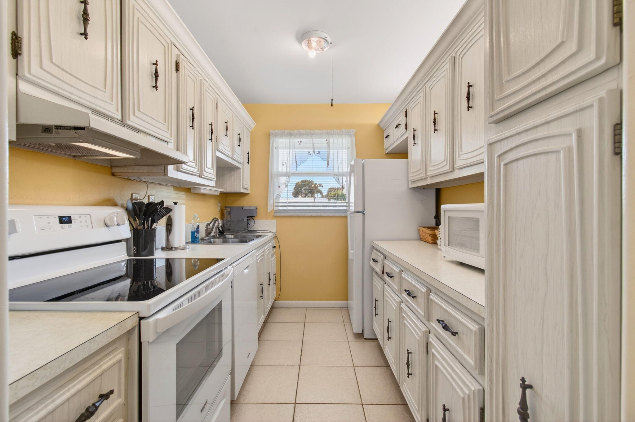 417 High Point Boulevard, Unit D Delray Beach, FL 33445 - Photo 18 of 51 Galley kitchen (3)