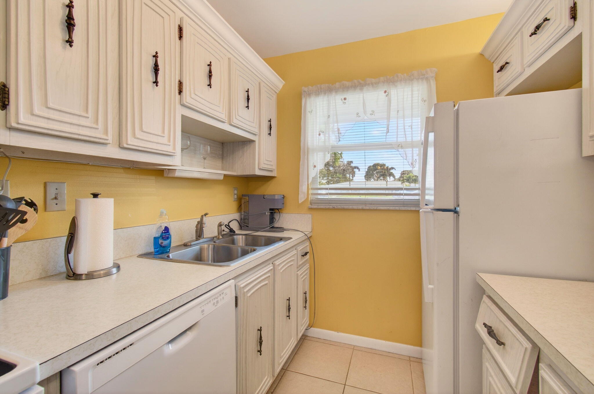 417 High Point Boulevard, Unit D Delray Beach, FL 33445 - Photo 19 of 51 Galley kitchen (6)