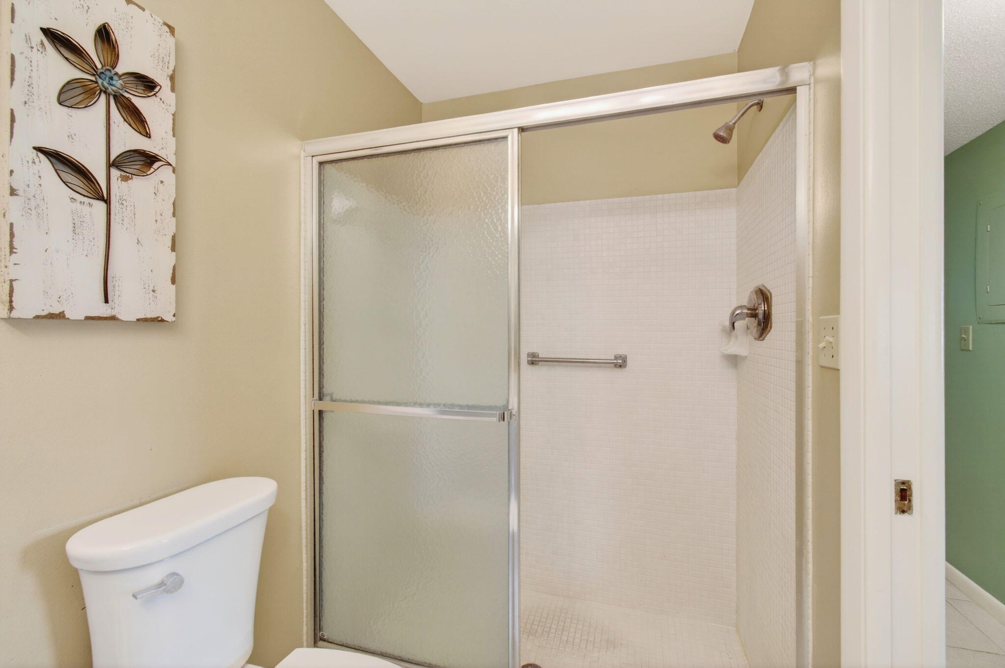 417 High Point Boulevard, Unit D Delray Beach, FL 33445 - Photo 22 of 51 Guest bathroom (2)