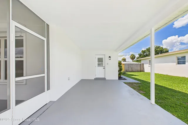 a view of an house with backyard and garden