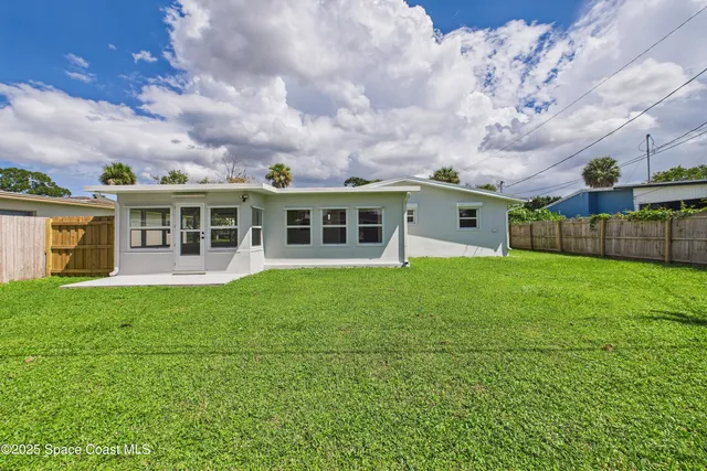 a view of a house with a backyard