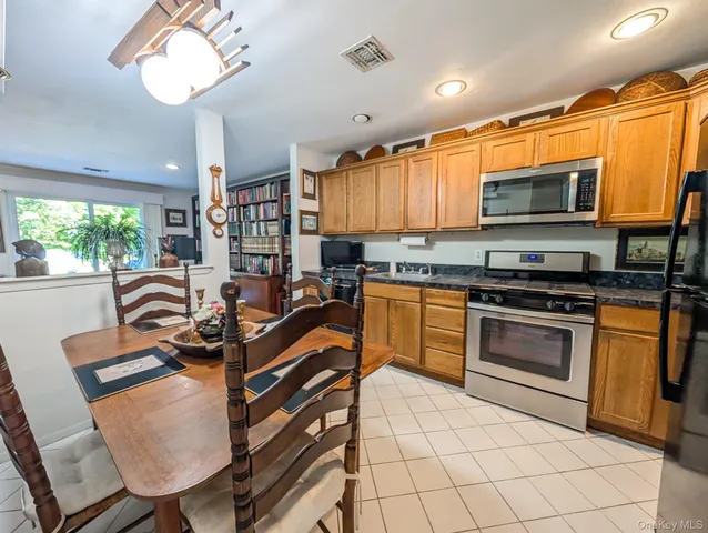 $674,999 | 139 Erin Lane, East Setauket, NY 11733