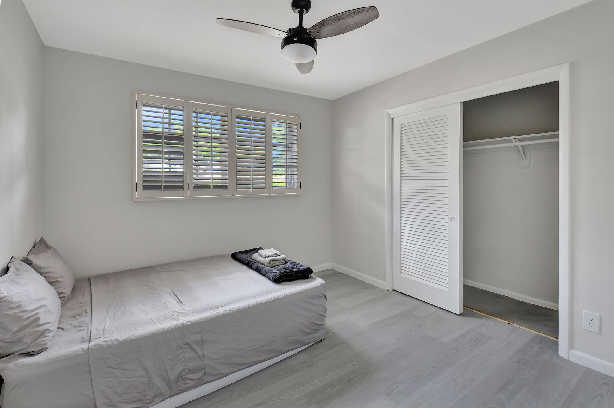 410 Spanish River Boulevard Boca Raton, FL 33431 - Photo 19 of 26 a living room with furniture and a window