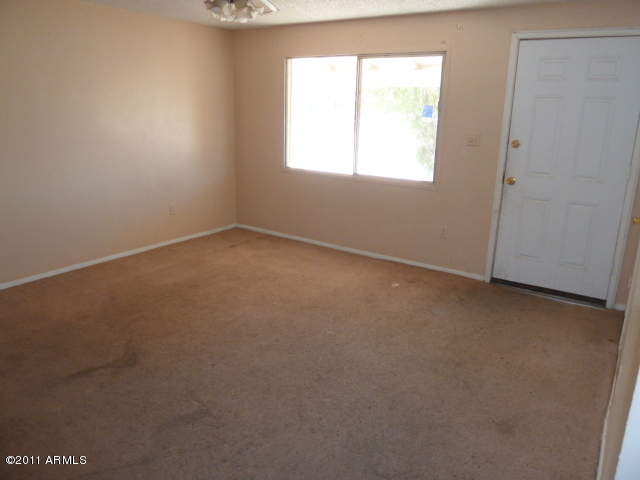 6526 West Berkeley Road Phoenix, AZ 85035 - Photo 19 of 24 021-966647 FAMILY ROOM
