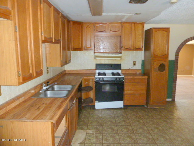 6526 West Berkeley Road Phoenix, AZ 85035 - Photo 8 of 24 021-966647 KITCHEN