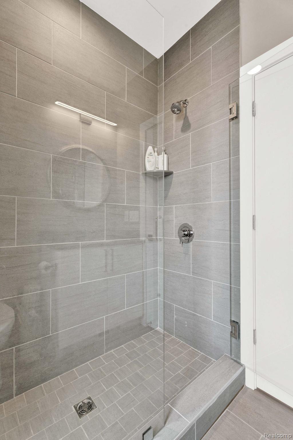 2850 John R Street Detroit, MI 48201 - Photo 26 of 42 Large tile shower
