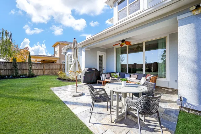 a view of a yard in front of house