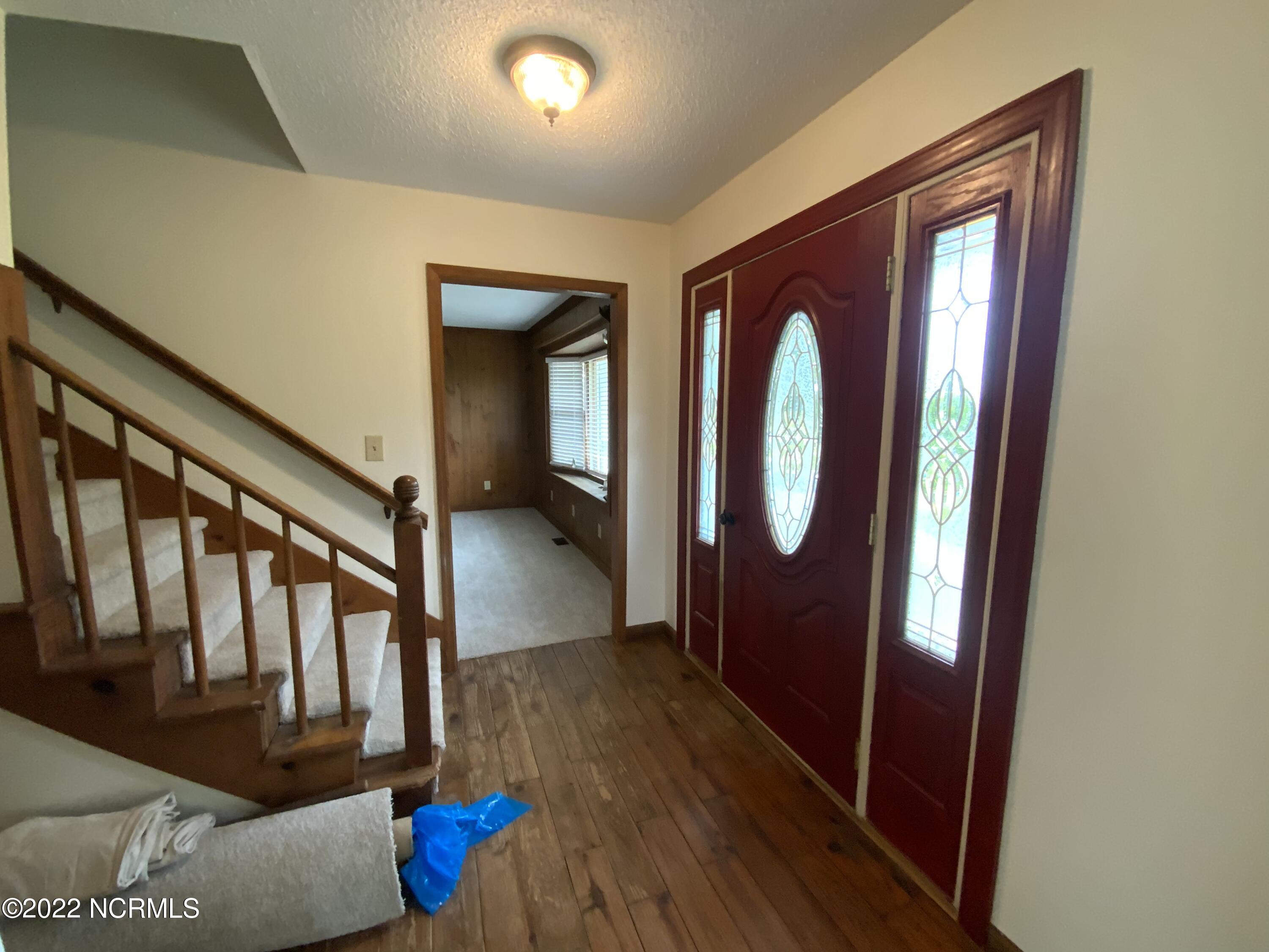 167 Firetower Road Beaufort, NC 28516 - Photo 5 of 29 Foyer