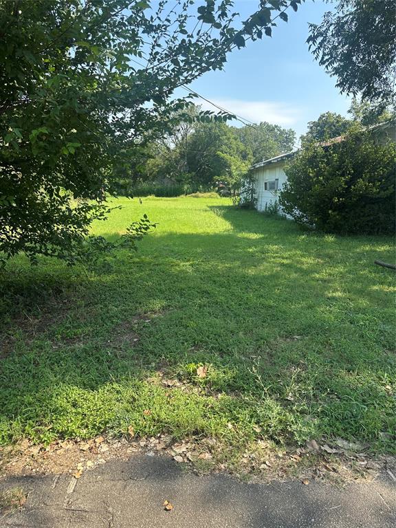 1608 East Walnut Street Waco, TX 76704 - Photo 4 of 4 a view of yard with green space