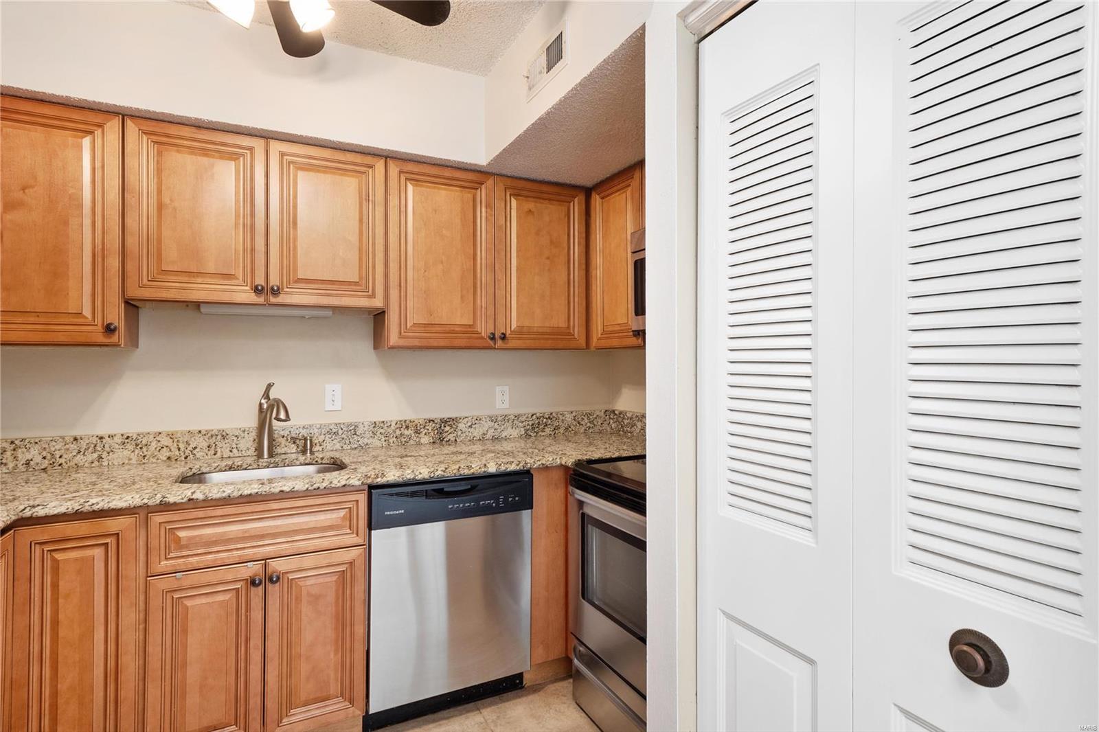 1504 Swallow Drive St. Louis, MO 63144 - Photo 9 of 23