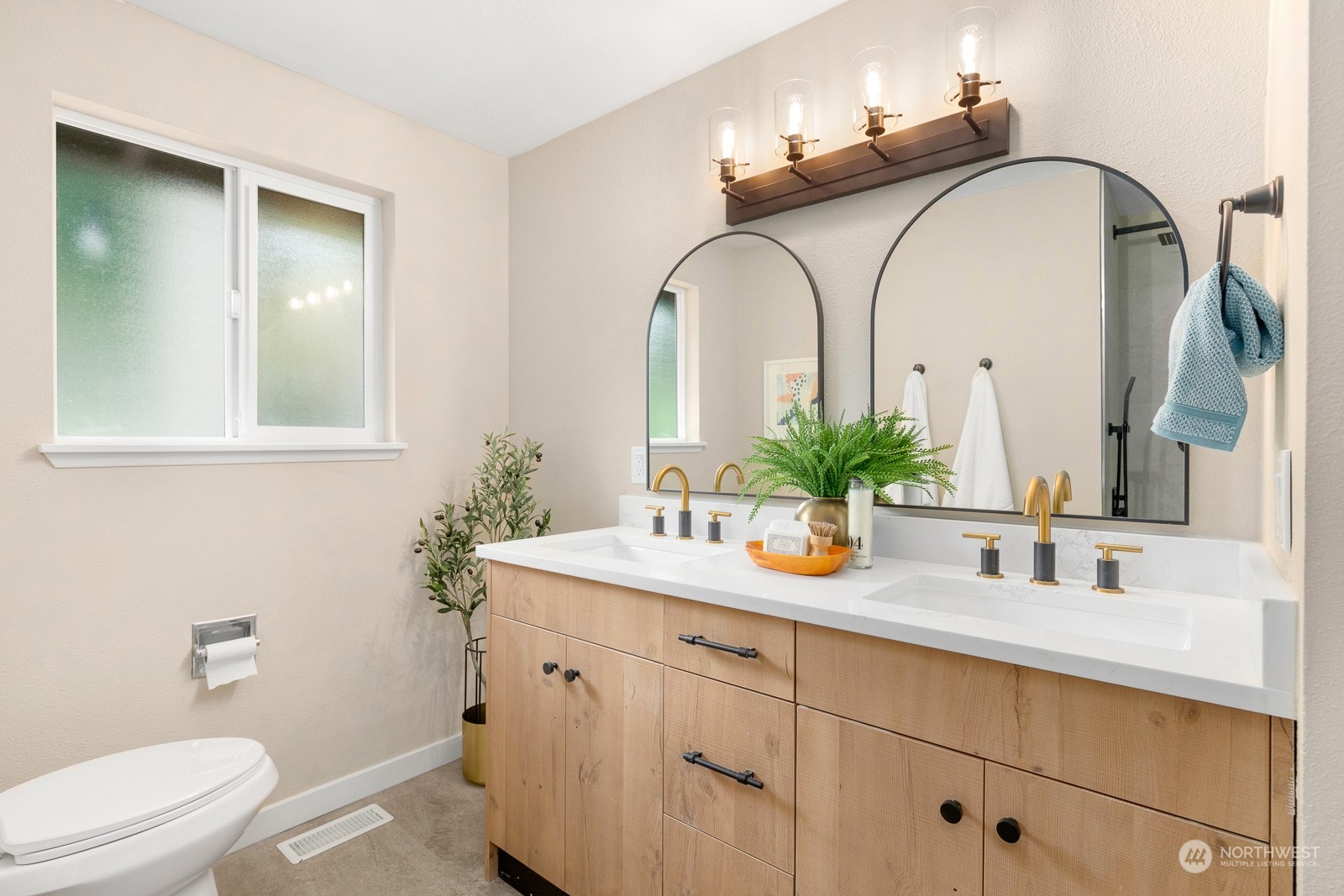 212 143rd Street Southeast Everett, WA 98208 - Photo 19 of 40 a bathroom with 2 sink and a mirror