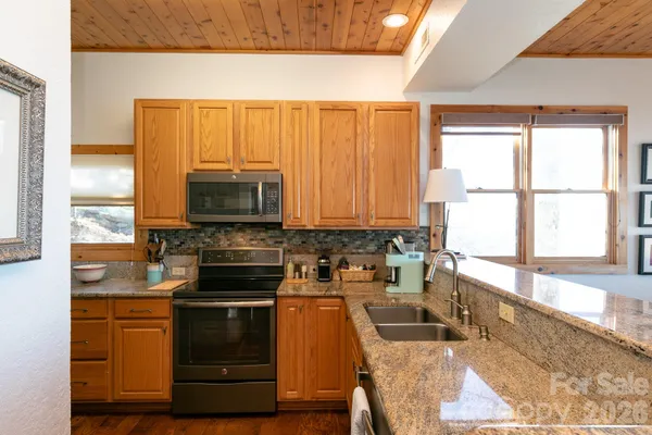 $525,000 | 30 Club Villa Court, Unit B/3, Burnsville, NC 28714