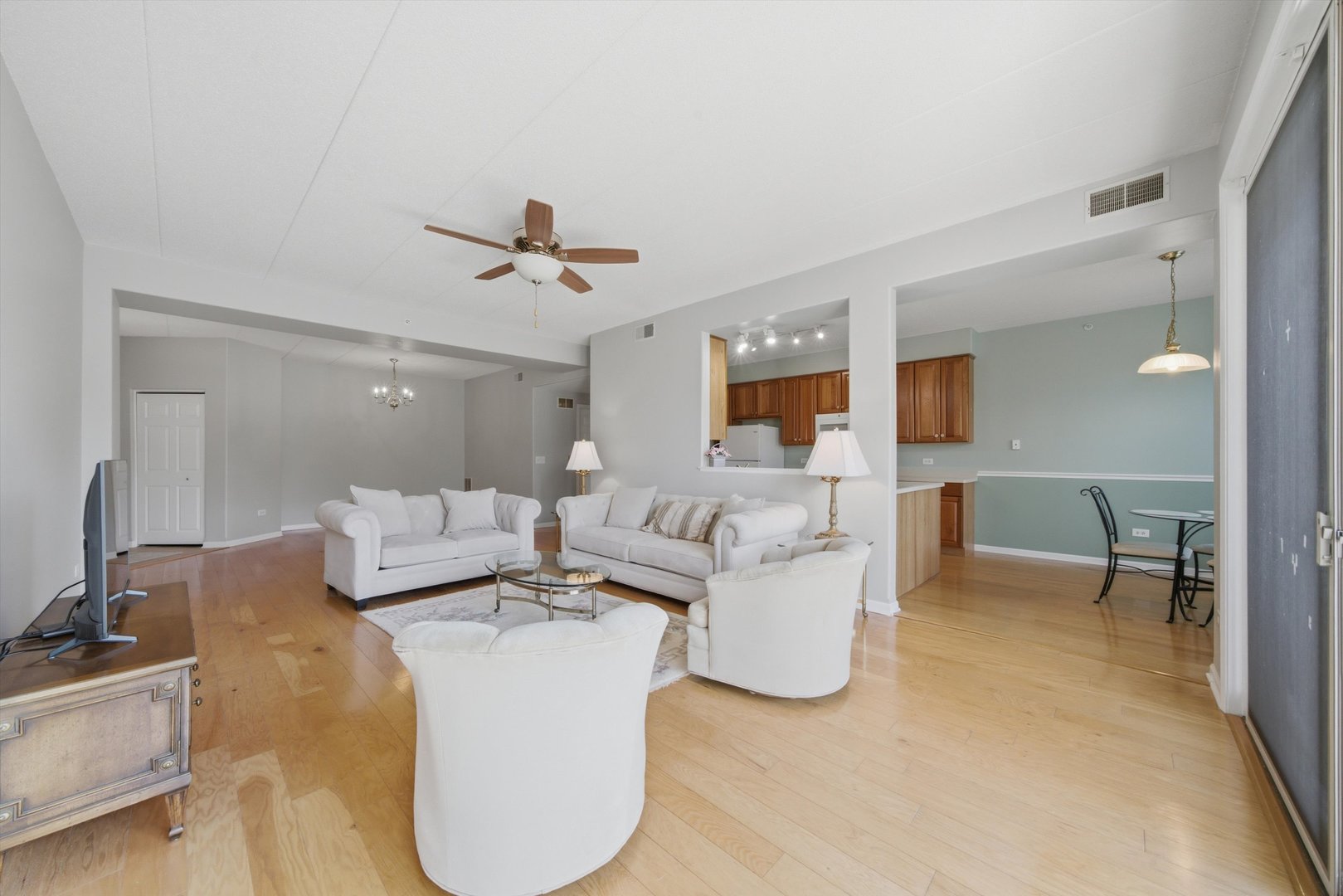 1761 Pavilion Way, Unit 301 Park Ridge, IL 60068 - Photo 4 of 46 Gallery Image 4